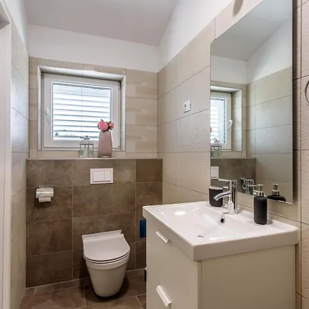 Casa Di Oliva-house With Heated Pool & Jacuzzi In Trilj, Croatia Vila Trilj