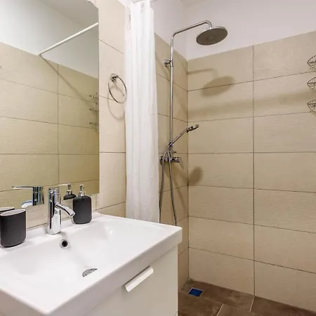 Vila Casa Di Oliva-house With Heated Pool & Jacuzzi In Trilj, Croatia Trilj