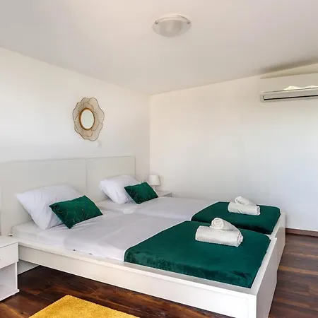 Vila Casa Di Oliva-house With Heated Pool & Jacuzzi In Trilj, Croatia