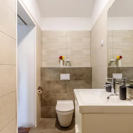 Vila Casa Di Oliva-house With Heated Pool & Jacuzzi In Trilj, Croatia