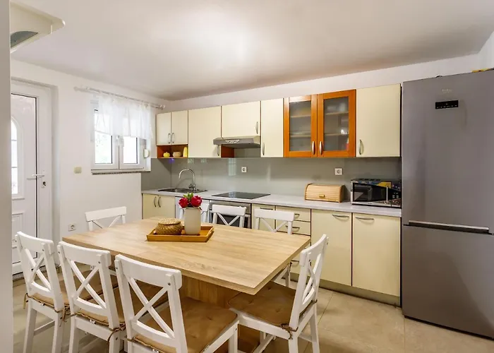 Casa Di Oliva-house With Heated Pool & Jacuzzi In Trilj, Croatia Villa *