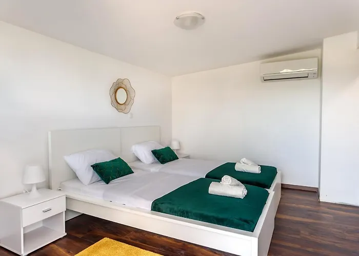 Villa Casa Di Oliva-house With Heated Pool & Jacuzzi In Trilj, Croatia